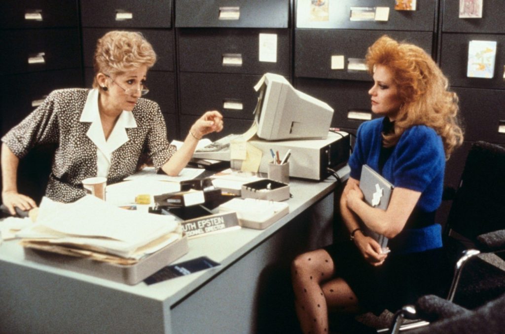 Perempuan karier ambisius di kantor New York dalam film Working Girl 1988