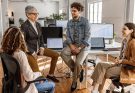 Oversharing di Kantor: Kapan Cerita Pribadi Mulai Kebablasan?