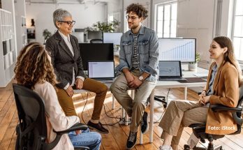 bahaya oversharing di kantor